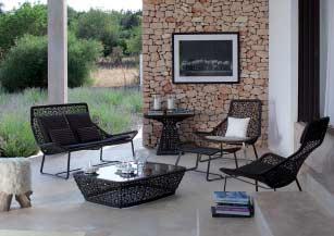 1. Deze nieuwe collectie zetels voor het terras bestaat uit een inox structuur en gewatteerde kussens in een materiaal dat in alle seizoenen kan buiten blijven!