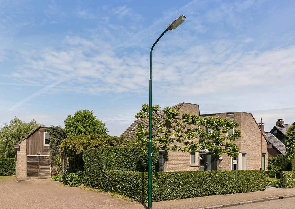 Bent u op zoek naar een unieke woning, waarvan er slechts één te vinden is? Dan moet u zeker bij deze vrijstaande villa aan de Jacob Barneveldstraat 3 te Linschoten komen kijken!