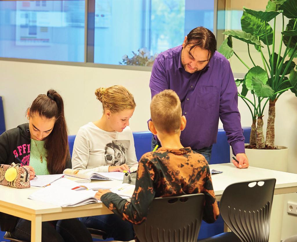 De school Ambities waarmaken De sfeer op school is gezellig, maar wij verwachten wel van je dat je hard werkt en je best doet.