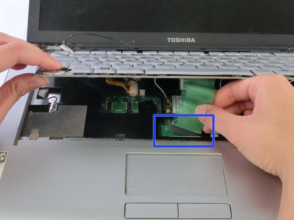 Toshiba Satellite A210 moederbord vervanging Stap 9 Koppel het toetsenbord lintkabel en het toetsenbord te verwijderen uit de laptop. Sluit de laptop en keer het om.