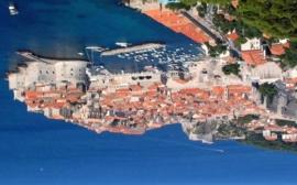 Inleiding Een aangename afwisseling van de Griekse eilanden en de mooiste Adriatische steden Dubrovnik en Kotor. Kotor ligt in een diepe inham van de Adriatische Zee in de Montenegrijnse kustlijn.