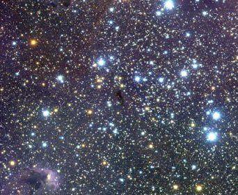 Hoofdstuk 5. De sterren Een ster lijkt heel klein maar ze zijn eigenlijk groot. Elke ster is een bol nog groter is dan de Aarde. Een ster is een bol van gas:dat lijkt op lucht.
