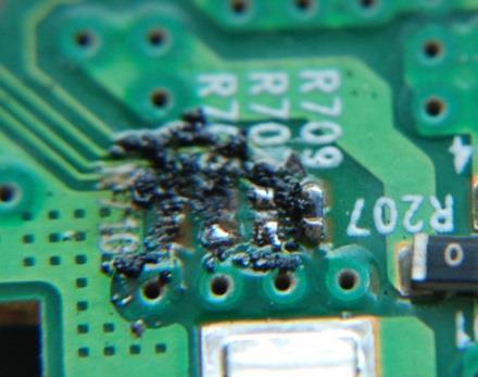 Teveel of te weinig soldeer Verbrande print, veel te heet gestookt, niet gemakkelijk te repareren Het luistert vrij nauw hoeveel soldeer je toevoert.