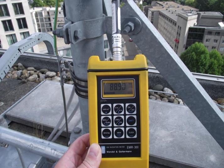 88 V/m gemeten op een dak locatie waar zowel antennes van mobiele operators als ook FM-radio antennes aanwezig zijn.