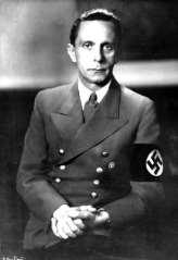 Joseph Goebbels (1897-1945) Minister van volksvoorlichting en propaganda in Duitsland (1922-1945) Vanaf 1923 maakte Goebbels carrière in de NSDAP als bestuurder en parlementslid.