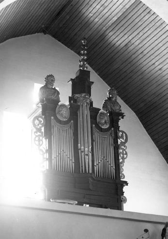 - Klank / Orgel, gedeeltelijk door Van Peteghem, l. en r. bekroond met bustes van David en de H. Cecilia van Rome (?