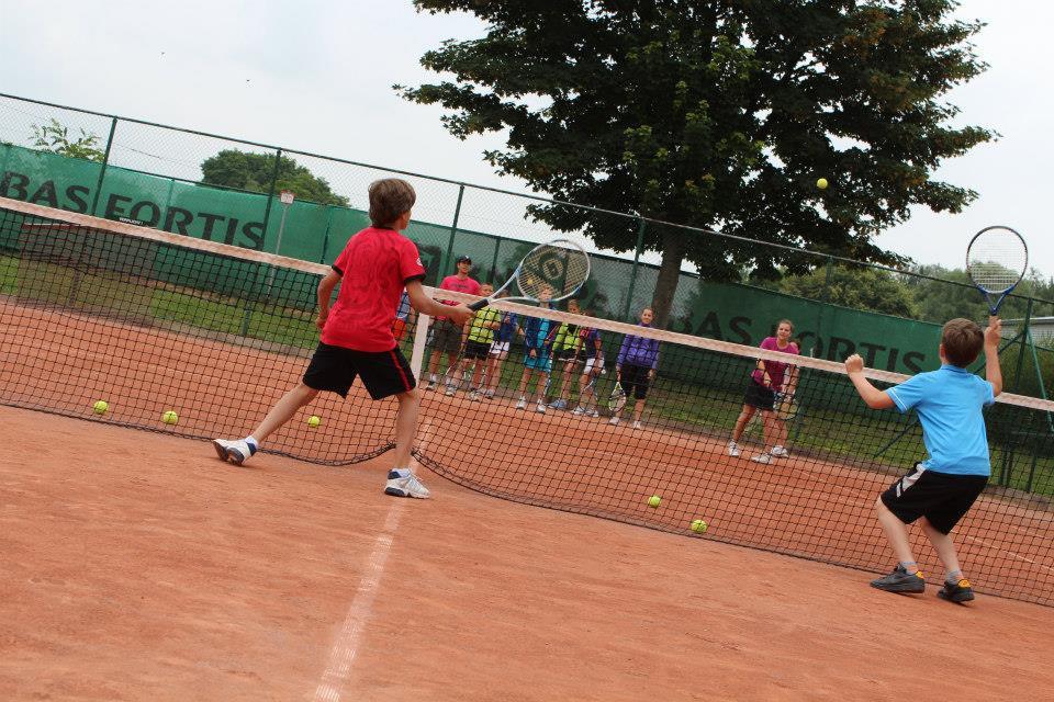 ZOMERKAMPEN 2017 Beste tennisvrienden Tijdens de maanden juli en augustus kunnen alle jeugdspelers deelnemen aan 5 zomerkampen.