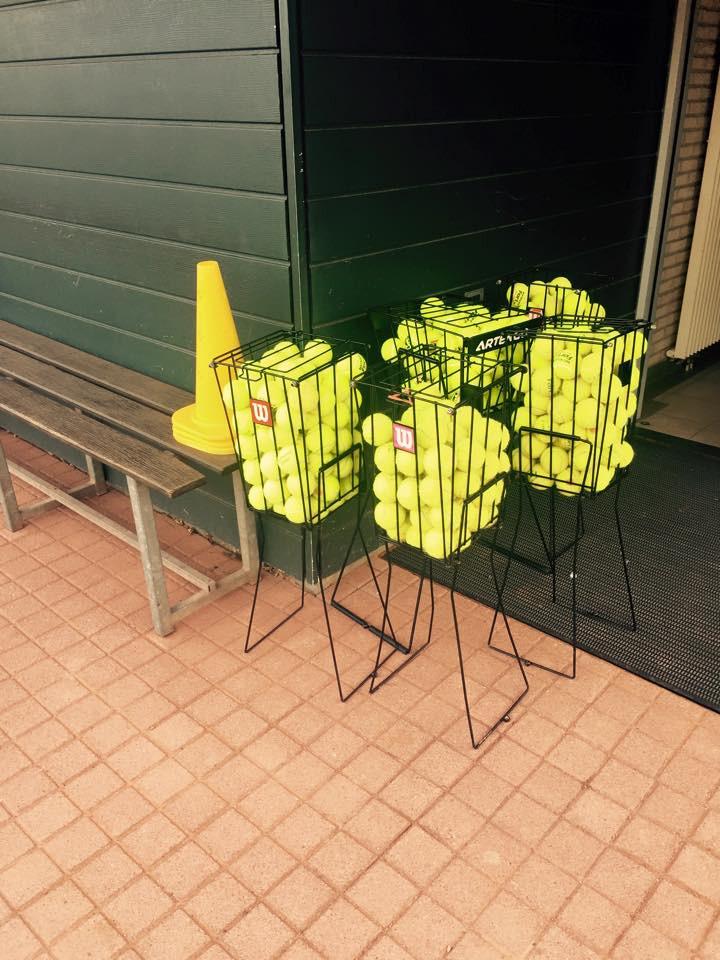 Elk zomerkamp gaat door bij ons op de club. Zowel leden als niet-leden kunnen deelnemen. Alle kampen worden gegeven door gediplomeerde trainers met jaren ervaring.