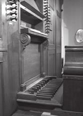 Foto: collectie Stichting Orgelcentrum Een verbazingwekkende opstelling: het 1905 tot dwarsligger gedegradeerde orgel op de voor het koor nu opgeruimde galerij.