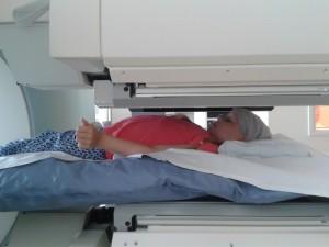 wordt ook duidelijk waarom Britt, ondanks koorts en haar lage bloedwaardes, toch in Nijmegen wordt verwacht voor een MIBGen een MRI-scan.