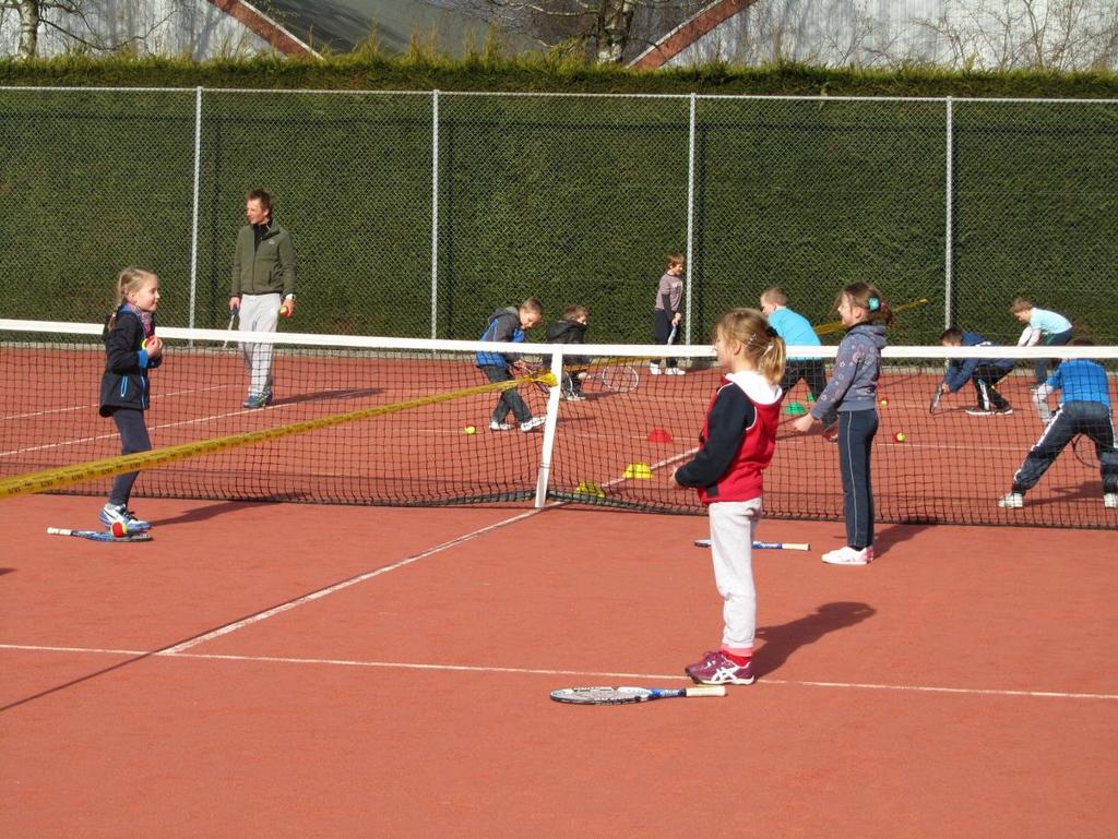 Beste kinderen en ouders van basisschool Helder Camara, Op 14 en 15 maart zal er vanuit de Teteringse Tennisvereniging weer schooltennis georganiseerd worden voor de groepen 1 t/m 6!