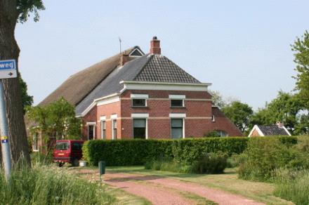 Gebouwd met enige decoratieve elementen in Vernieuwingsstijl. Stookhut en kleinere bijschuur. Gelegen op relatief smal erf met hoog opgaand geboomte.