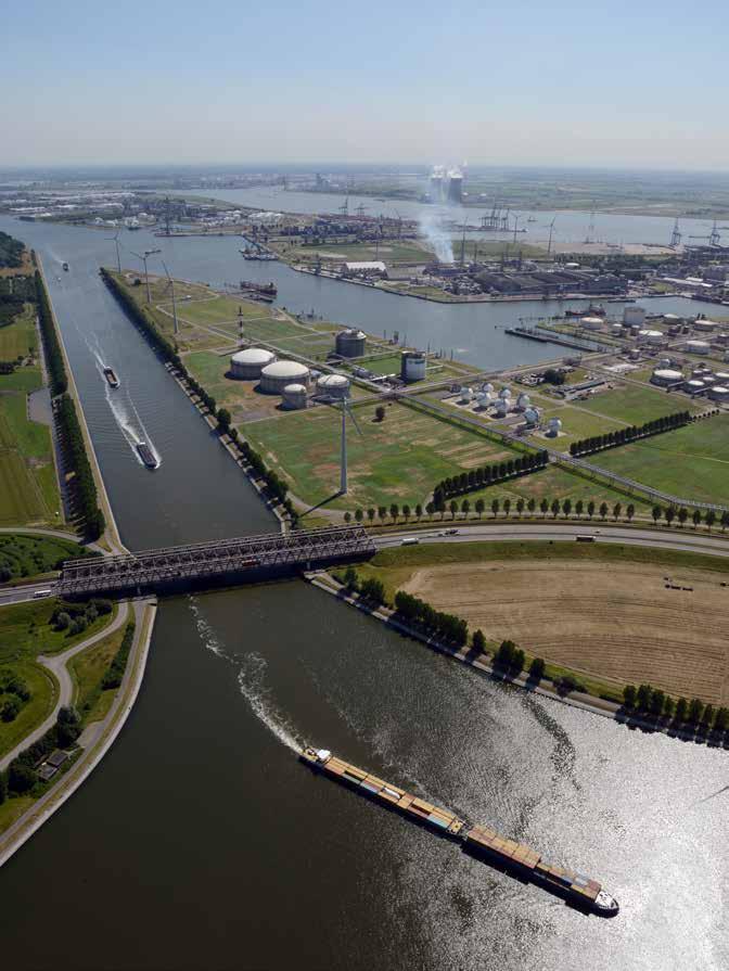 BETROUWBAAR EN EFFICIËNT NAAR HET ACHTERLAND De haven van Antwerpen en de binnenvaart zijn partners die er samen voor zorgen dat de haven één van de speerpunten is van de Europese economie.