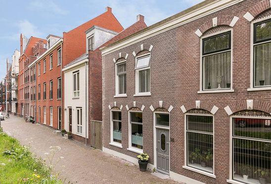 Sfeervolle woning in het centrum! Bent u op zoek naar een woning welke direct te betrekken is en zeer fraai is afgewerkt? Dan bent u bij deze woning aan het juiste adres!