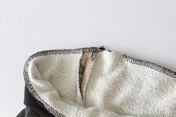 Maak je een tailleband in tricot, dan verstevig je die best nog met een stuk brede elastiek.