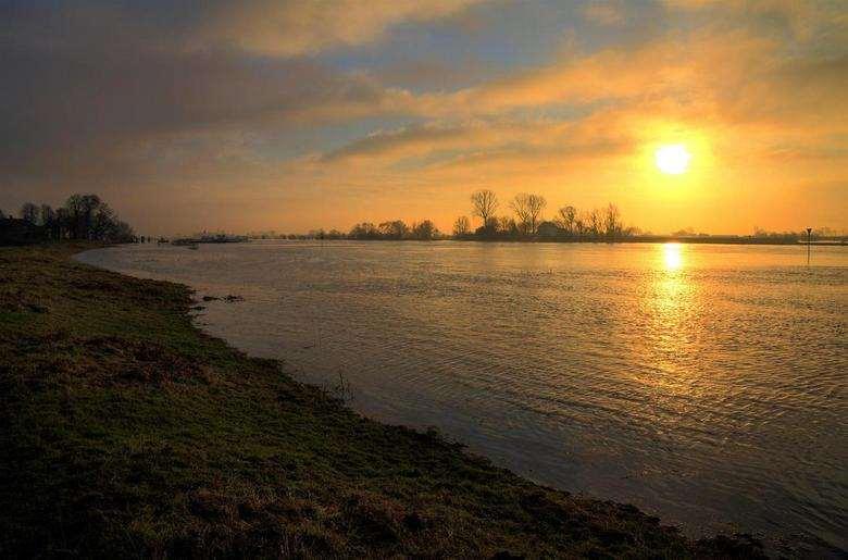 Het duurt dan ook even voordat planten de kans krijgen om op de klei te gaan groeien. Op rivierklei vindt dus laat aanvoer van organisch materiaal (humus) plaats.