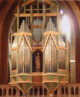 romantisch orgel, gerestaureerd en uitgebreid. In het front is een beeld aangebracht van Sint Jan de Doper. Twee kleine schilden, onderaan het orgel: Links: de Habsburgse keizerskroon.