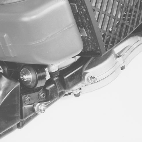Een vuil of verstopt koelsysteem leidt tot oververhitting van de motor waardoor de cilinder en zuiger beschadigd kunnen worden.