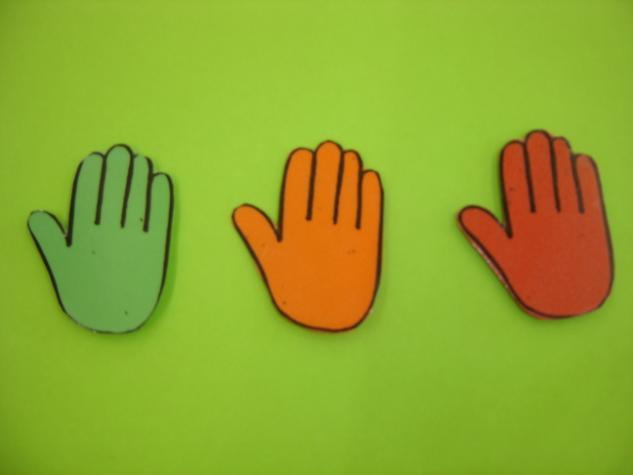 Deze handjes hangen overal in de klas op de speelgoedbakken en op de kasten: een groen handje wil