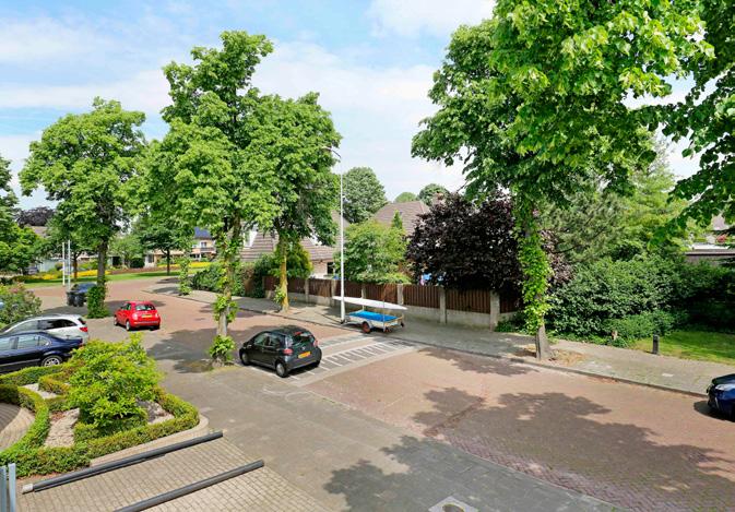 LIJST VAN ZAKEN, KADASTER EN LOCATIE blijft achter gaat mee ter overname n.v.t. Omgeving De woning is gesitueerd aan een laan met prachtige bomen aan de voorkant van het huis en wordt gekenmerkt door veel lichtinval.