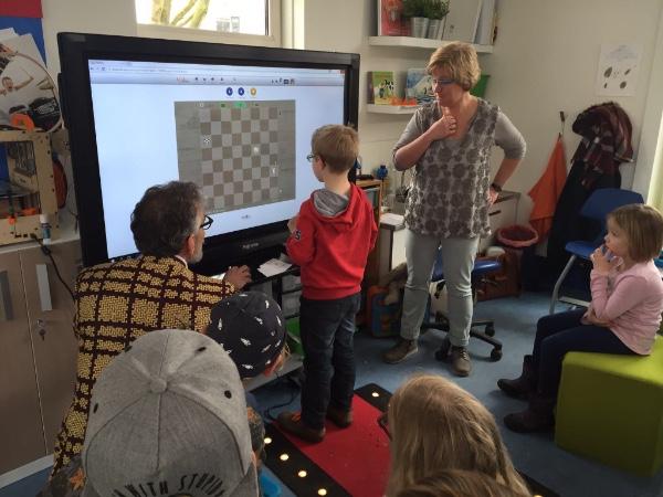 Vrijdagmiddag was er een schaakworkshop in de klas. Dit werd gedaan aan de hand van de website: www.chessity.