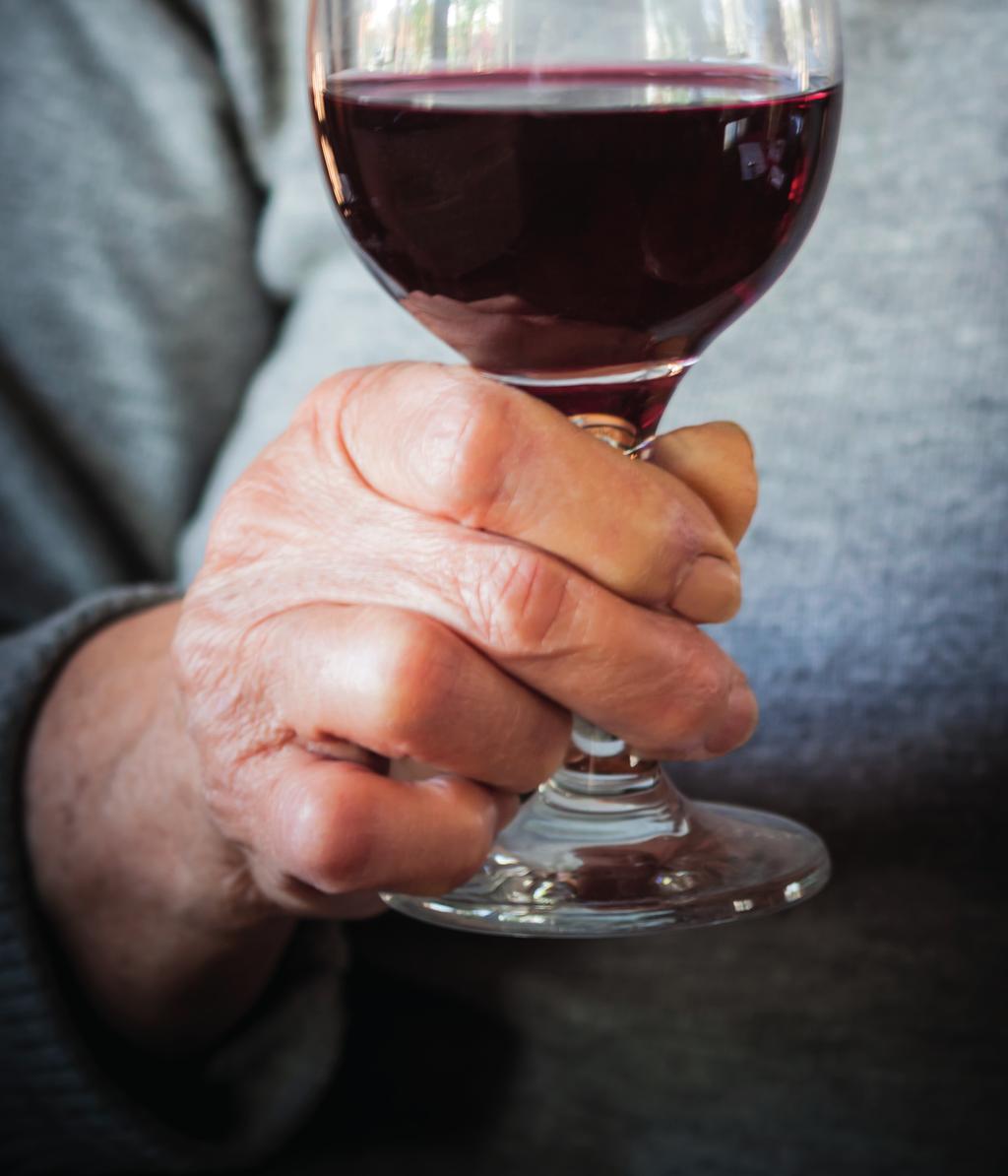 Wat is de aard en omvang van alcoholgebruik onder 55-plussers? Wat zijn kenmerken van 55-plussers die overmatig alcohol gebruiken? Welke ontwikkelingen in alcoholgebruik zijn er met het ouder worden?