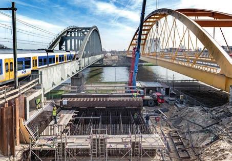 Project in beeld Sinds november 2016 verrijzen aan beide zijden van het AmsterdamRijnkanaal de ondersteuningen voor de nieuwe spoorbrug.