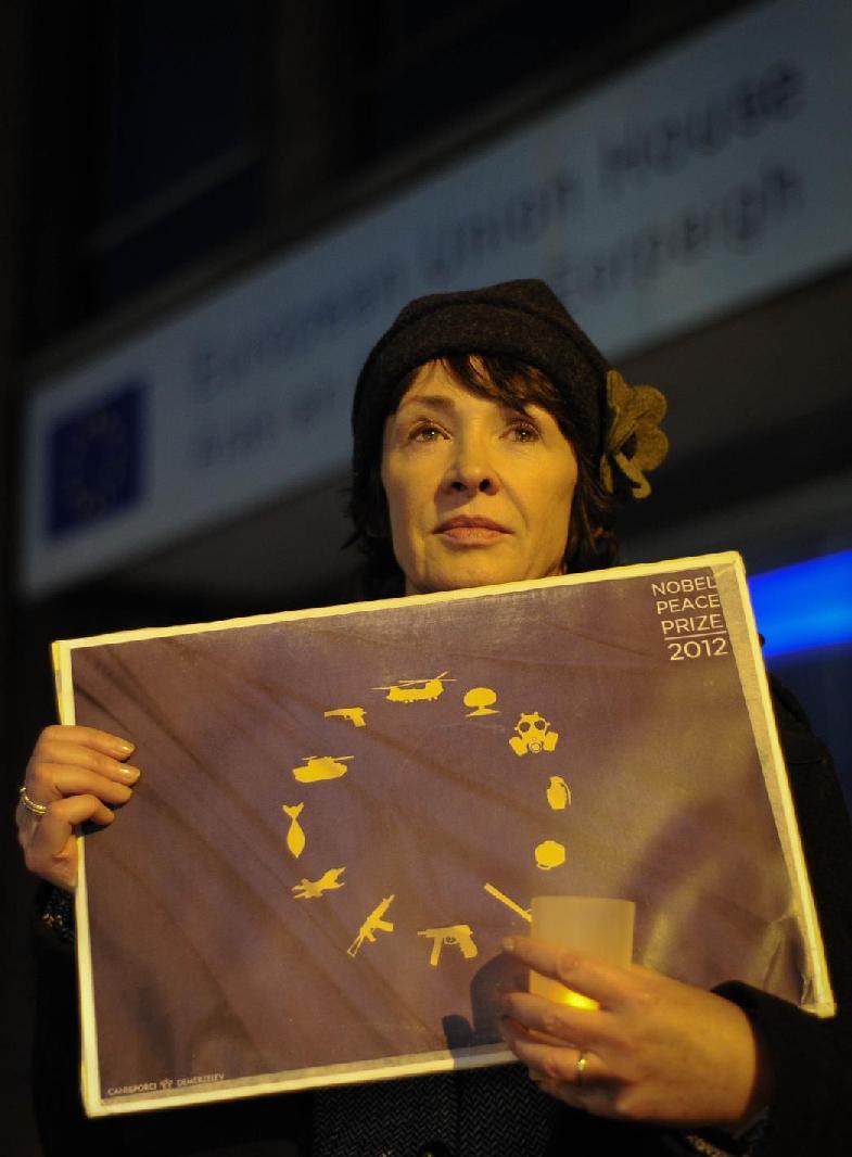Foto van een demonstratie in Dublin tegen de toekenning van de Nobelprijs voor de vrede aan de EU in 2012 De People's Movement (Gluaiseacht an Phobail), een Ierse pressiegroep, organiseert voor de