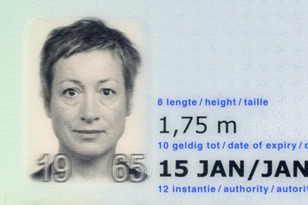Houderpagina nationaal paspoort Nederlandse identiteitskaart 1 2 3 Eerstelijns echtheidskenmerken 1 2 3 Met uitzondering van het
