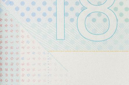 Tweedelijns echtheidskenmerken 7. UV fluorescerend beeld Op de houderpagina van de paspoorten en op de Nederlandse identiteitskaart.