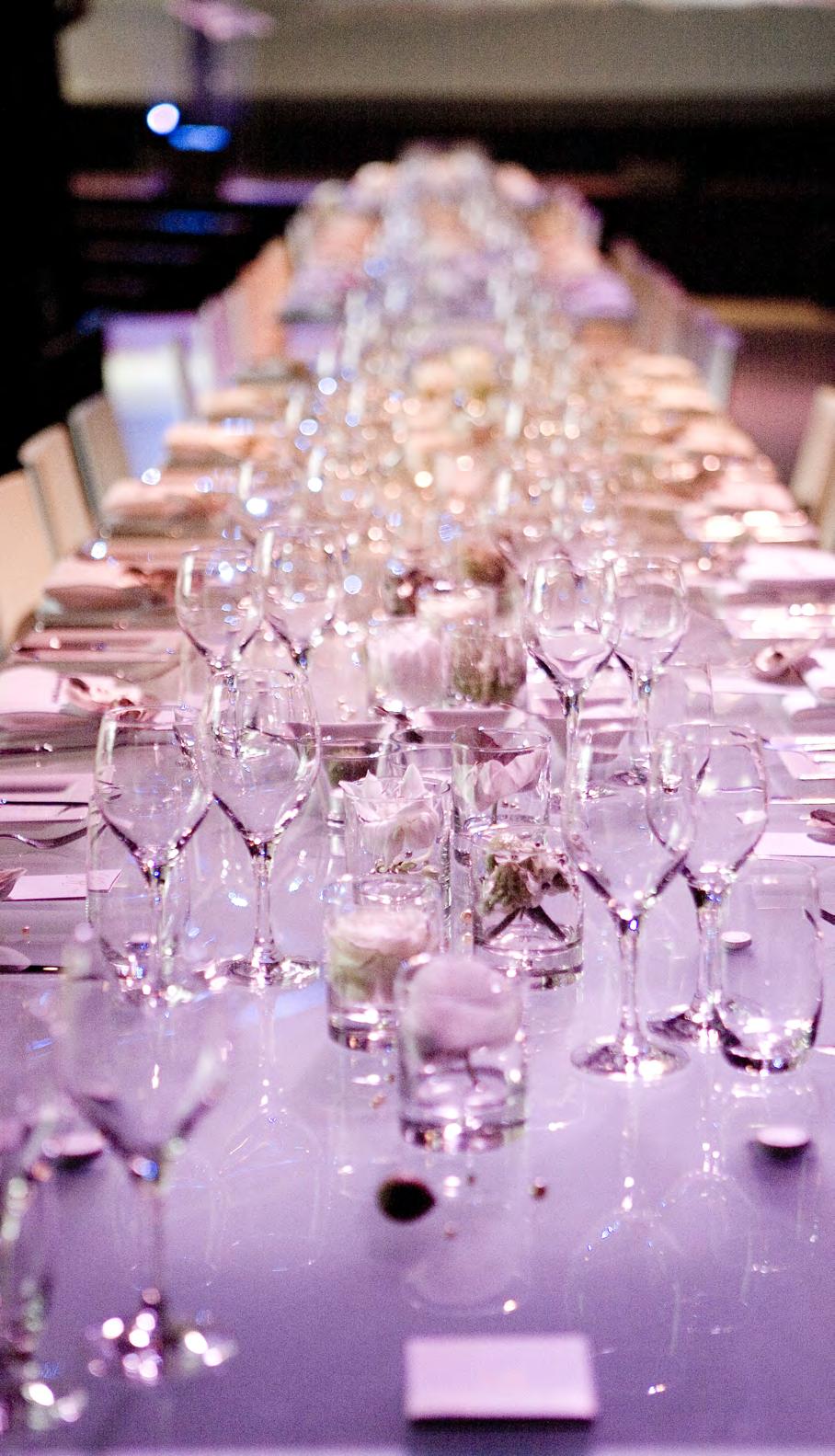 Glas Bij feesten en partijen worden drie tot vijf glazen per persoon berekend. Glas Voor het serveren van amuses zijn onderstaande glazen uitermate geschikt.