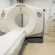 CT CT is een afkorting voor computertomografie. Het is een onderzoeksmethode die met röntgenstralen en computerberekeningen doorsnedenopnamen van het lichaam maakt.