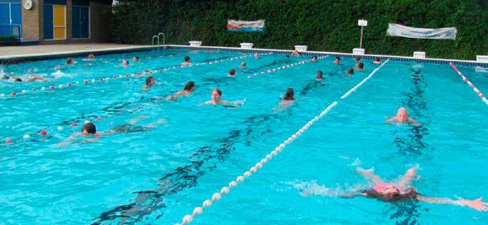 Een zomer, waarin u vóór of na die verfrissende duik, ook geniet van de vele andere faciliteiten die de zwembaden u bieden.