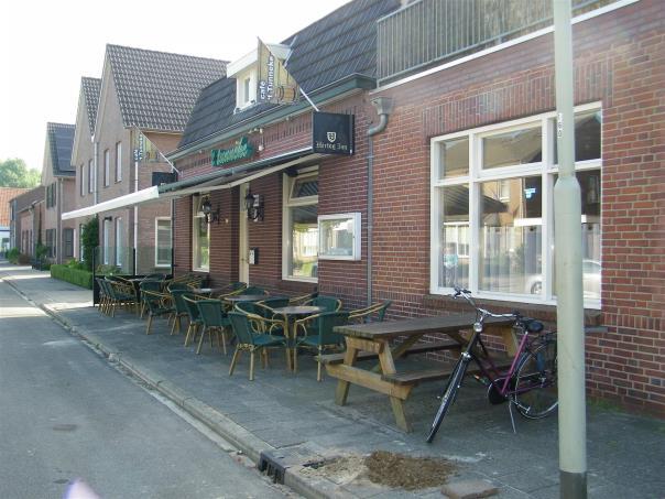 Het café is het middelpunt van het dorp; bijna alle verenigingen hebben hier hun clublokaal en met de carnaval is het hier feest!