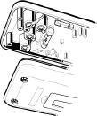 5V of gelijkwaardig 9-2 Vervangen van de zekering (1) Verwijder de meetsnoeren uit het toestel Schroef (2) Neem het toestel uit zijn holster.