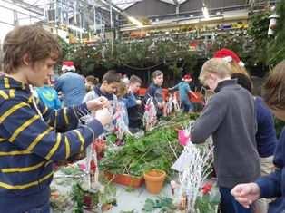 3 beide feesten en alle hulp bij de feestdagen zelf. De school ziet er steeds helemaal top uit, gedecoreerd naar gelang het thema: super!