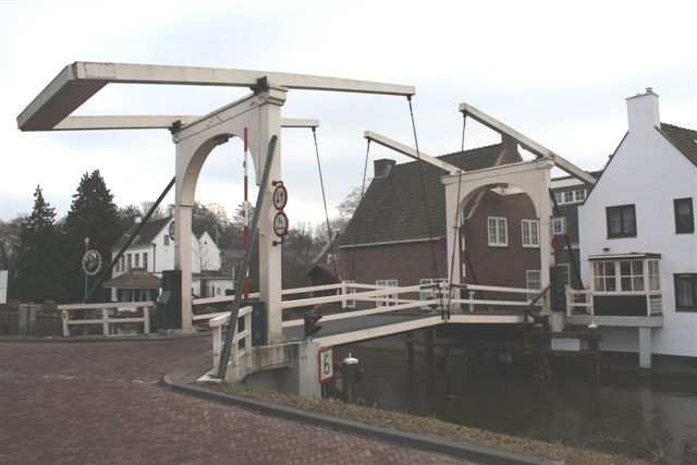 Het plaatsje Breukelen ligt tussen het Amsterdam-Rijnkanaal en de Vecht. Vlak buiten het dorp ligt kasteel Nijenrode alwaar de Nijenrode Business Universiteit is gevestigd.