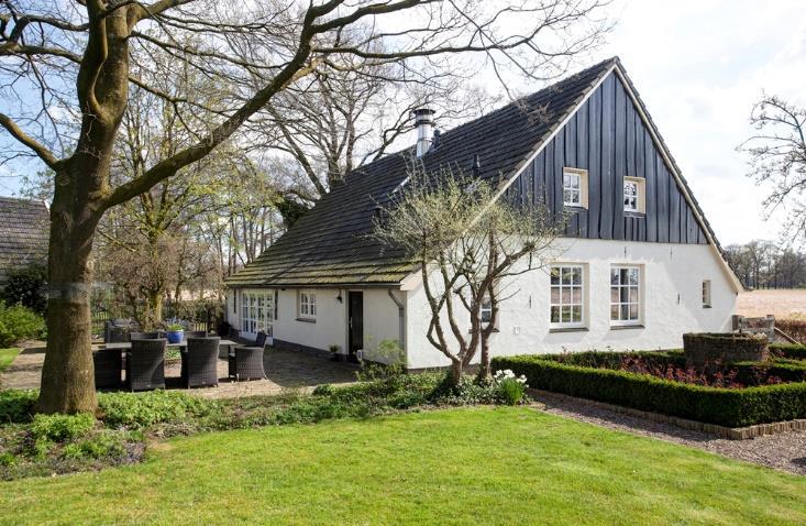 Woonboerderij De woonboerderij is zeer goed onderhouden en in 2007 geheel gerenoveerd en gemoderniseerd tot een luxueus buitenhuis. De inhoud bedraagt circa 725 m³.