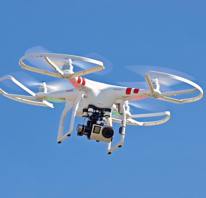 INZET VAN DRONES De inzet van drones en gebruik van laser-altimetrie maken het mogelijk om regelmatig en tegen relatief lage kosten de hoogte van dijken te meten.