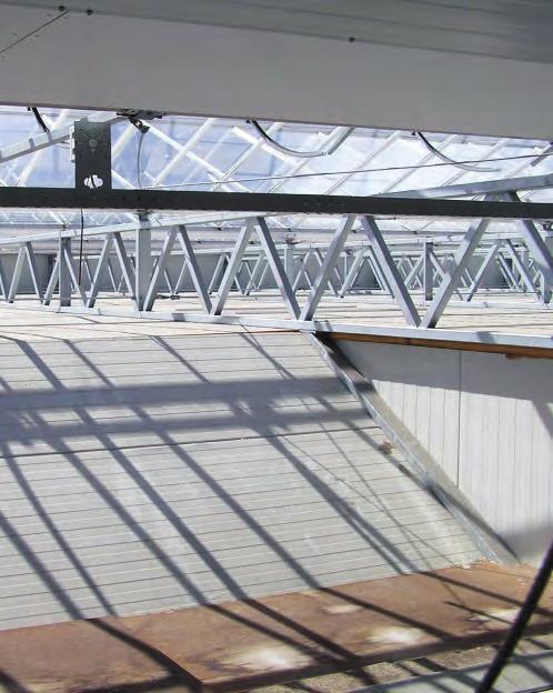 De opgewarmde dakplaat geeft zijn warmte door aan de ventilatielucht, maar verliest deze in toenemende mate ook aan de buitenlucht naarmate er meer wind is.