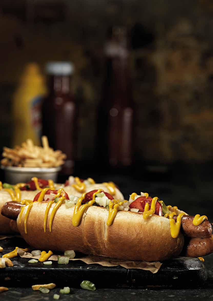 Deel 2 Hot Dogs! Met ons assortiment hot dog buns maak je de lekkerste hot dogs. Streetfood is hot!