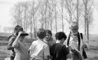 Doelstellingen begeleidingstraject Buurten met Erfgoed Leerkrachten en kinderen aansporen om de verhalen achter hun schoolomgeving te ontdekken.