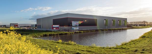 Duurzaam districentrum Kruidvat Heteren Op 1 september 2016 is het nieuwe duurzame distributiecentrum van 8.000 m2 geopend.