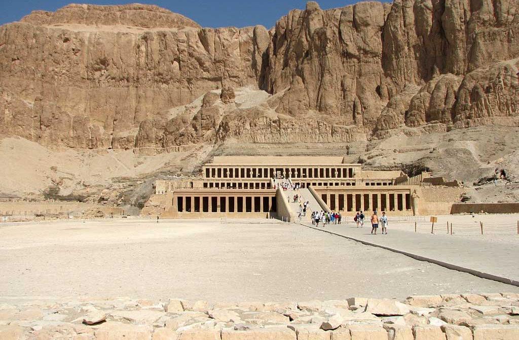 uwreis dag per dag Vrijdag 29 september 2017 Luxor Ontbijt en vertrek voor het bezoek aan Thebe: de Vallei der Koningen, de terrastempel van koningin Hatsjepsoet, de kolossen van Memnon.