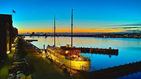 De laatst foto's van "Prinses Juliana" als restaurant te Aalborg (Denemarken) Down at the harbour lays the Prinses Juliana, a floating seafood and gourmet