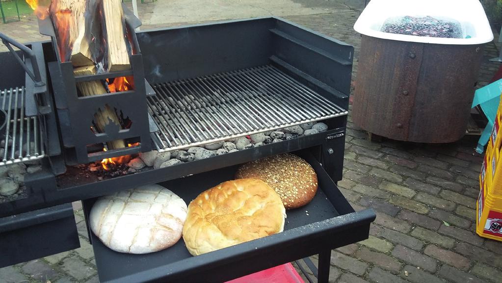 BRAAI OPTIE 2: Argentijnse Braai met groot(s) vlees: *Hele runder rib-eye langzaam gegaard op de Braai *Hele lamsbout licht rosé gebraden *Hele kip staand gegrild met citroen, knoflook en zeezout