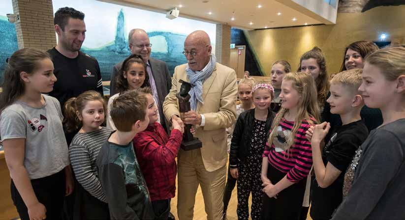 Brede School Centrum/West wint Henk Zwiers-prijs Op een mooie winterdag deden in wijk West 25 kinderen mee aan een straatvoetbaltoernooi.
