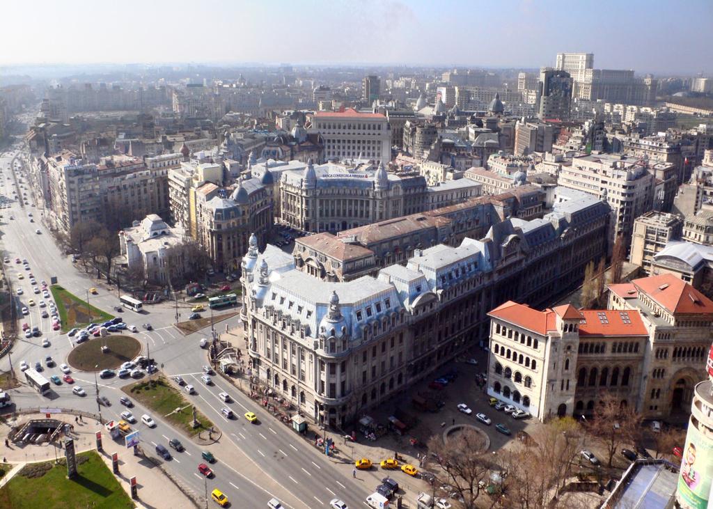 BOEKAREST Hedendaags met klassieke elegantie De Roemeense hoofdstad Boekarest is een plaats waar het verleden en het heden heel nauw samengaan.