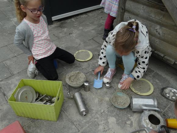 In de week voor Pinksteren mocht groep 3 voor het eerst in hun taalboek een verhaaltje proberen te schrijven. Best moeilijk maar super gelukt. Behangrollen.