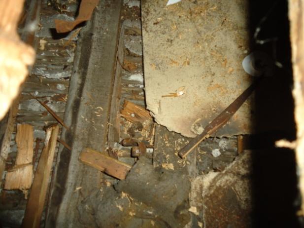 vindplaatsen: 1 stuk geen opmerking: Het betreft hier een losse asbestvrije vezelplaat onder de houten vloer in